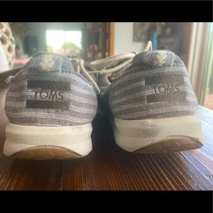 Tom’s gray women’s lace-up casual sneakers, size 9.